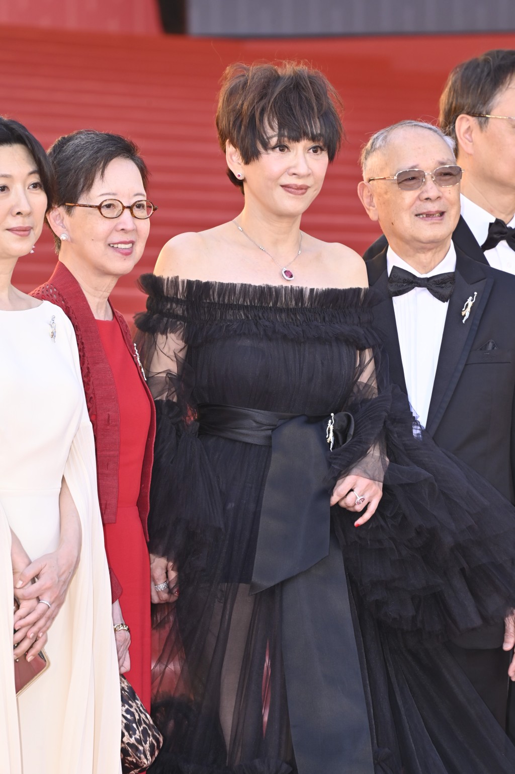 金像奖董事局成员余安安露香肩、穿薄纱黑裙显高贵气质。