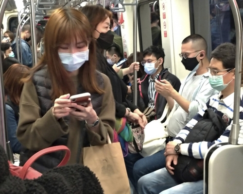 疫情期間，台灣地鐵上乘客都戴上口罩。AP