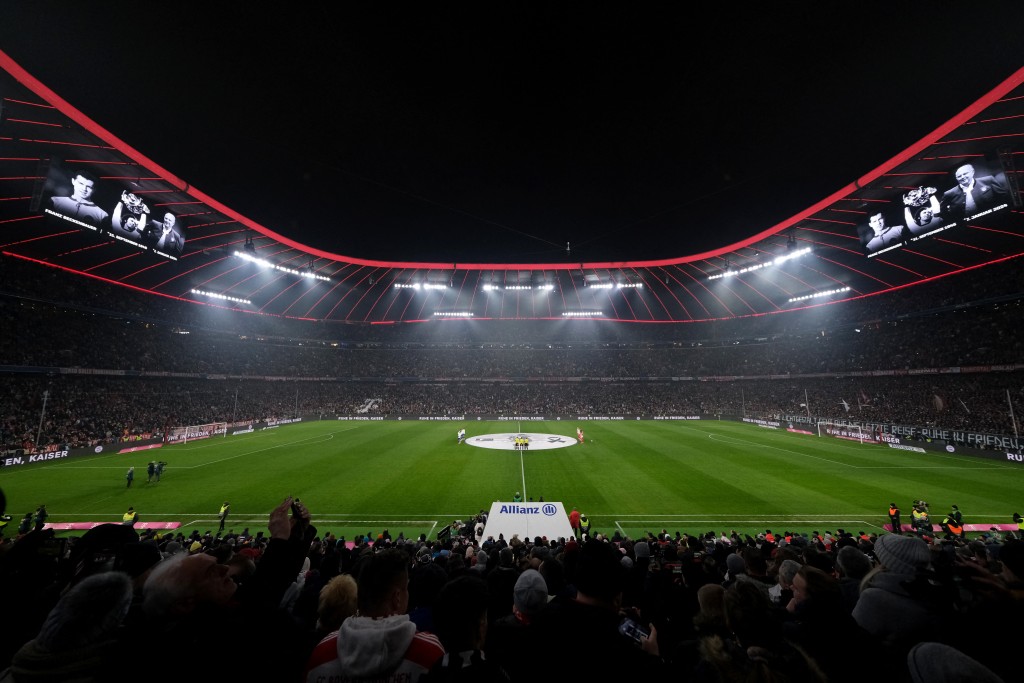 拜仁慕尼黑賽前為名宿碧根鮑華默哀。REUTERS