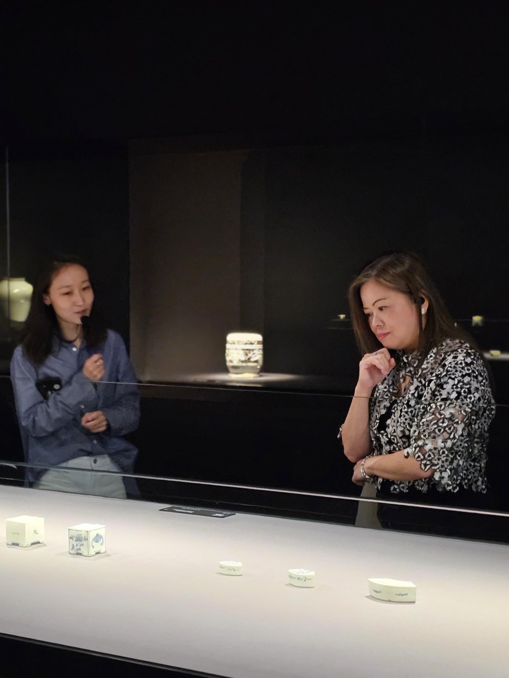 羅淑佩欣賞館內藏品。政府新聞處