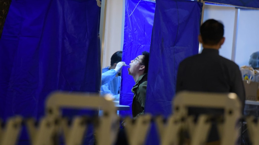 居民接受檢測。