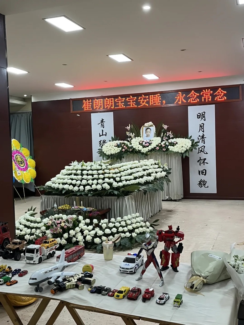 劉女士強調要追究丈夫對兒子朗朗疏忽照顧的刑事責任。