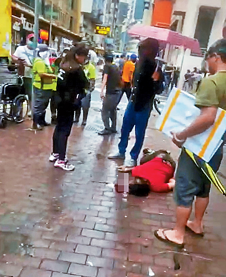 車禍發生後一名被車撞倒傷者倒地不起。