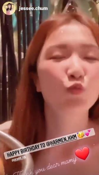 嘟嘴向好友送上香吻。