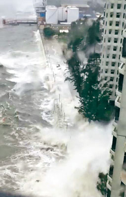 ■巨浪如小海嘯施襲，杏花邨慘遭摧殘。