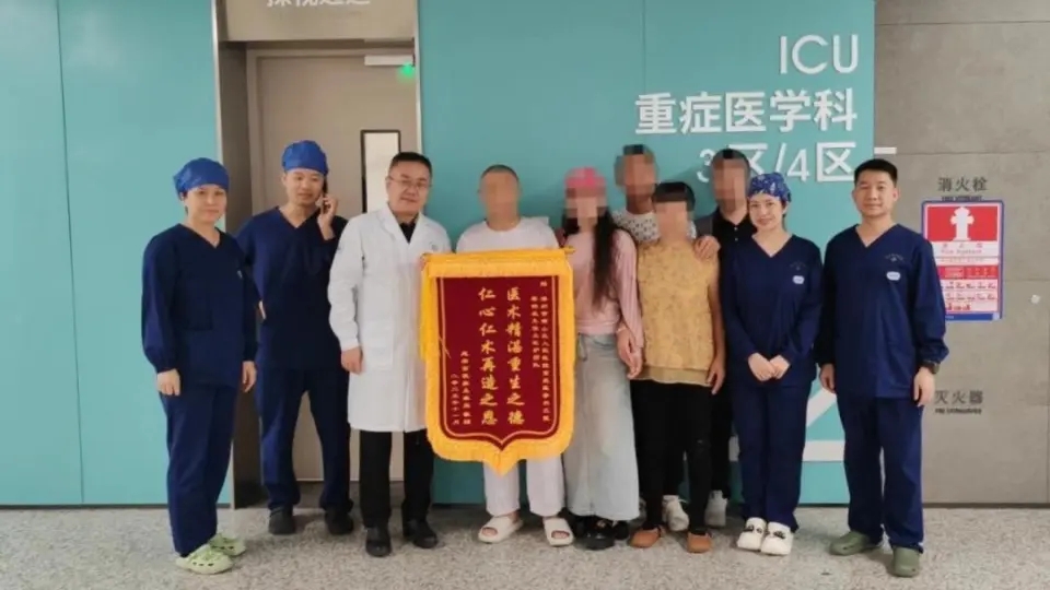 高志成及其家屬與ICU醫護合影。