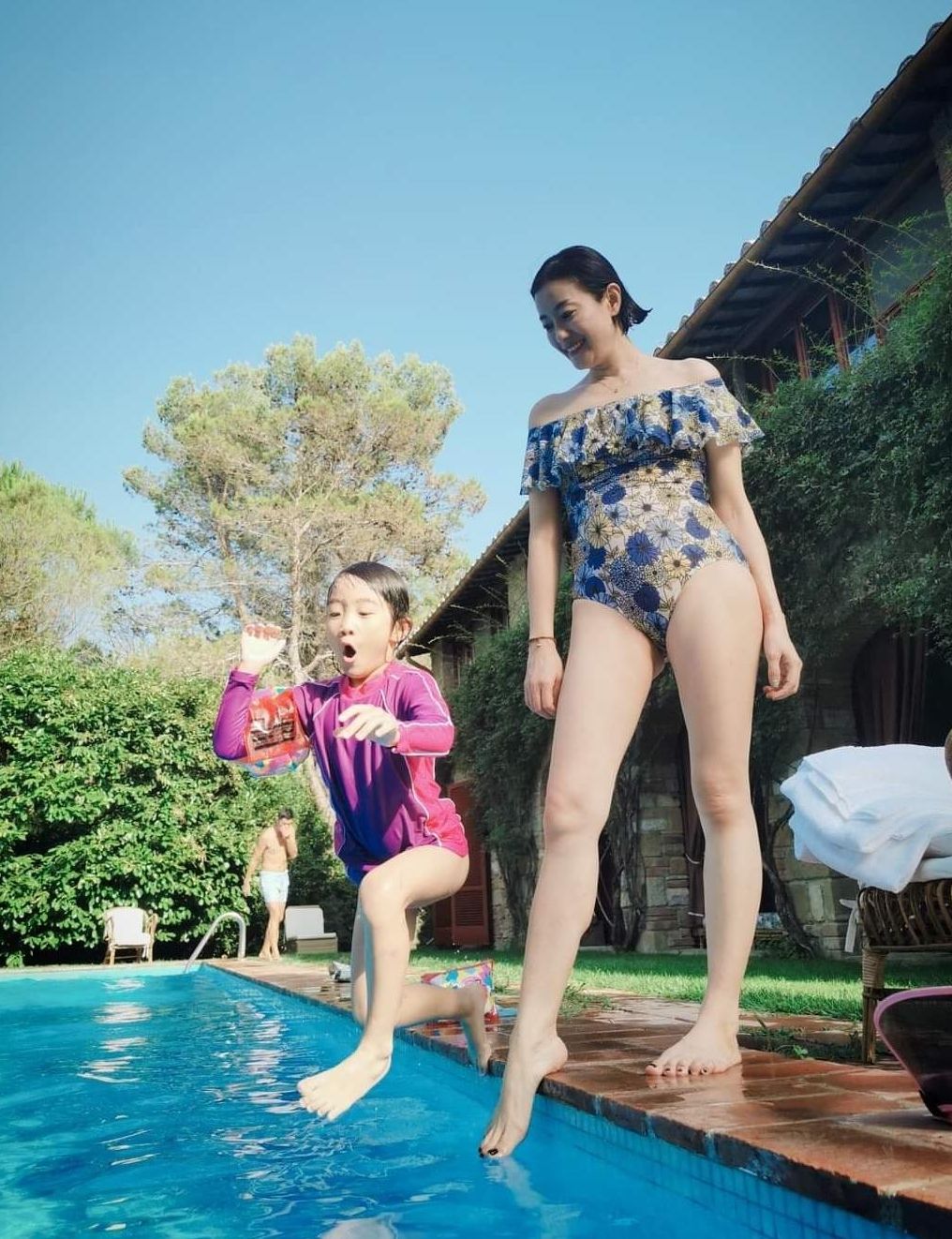 張新悅近年係咁同囡囡唱兒歌，歌藝突飛猛進。