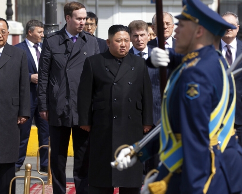 外界猜測,金正恩很可能出於保安原因,也不能排除因當天上午下大雨而推遲行程。 AP圖片