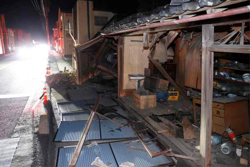 地震造成有建築物及公路損毀。AP
