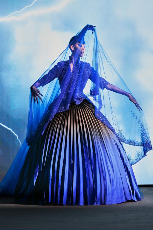 蓝色高订伞形晚装上绣上超过27万颗钉珠，配以施华洛世奇水晶，炫丽华贵。