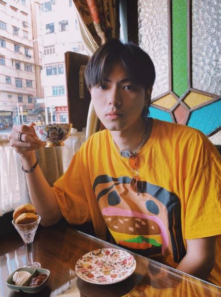 當日網民發現兩人去了同一間cafe嘆茶。