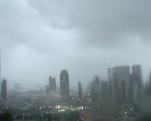 今日狂風驟雨及雷暴,最高29度。天文台圖片