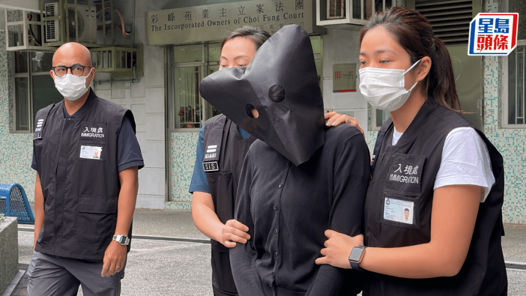 入境處拘捕集團骨幹成員。劉漢權攝