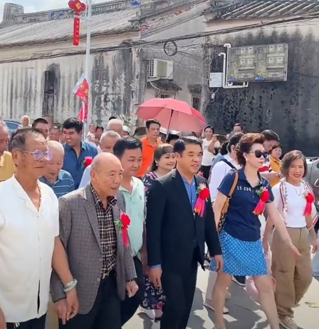 莊俊奇祖籍廣東普寧果隴村,曾多次赴果隴村祭祖。天下潮商傳媒截圖 莊俊奇祖籍廣東普寧果隴村,曾多次赴果隴村祭祖。天下潮商傳媒截圖