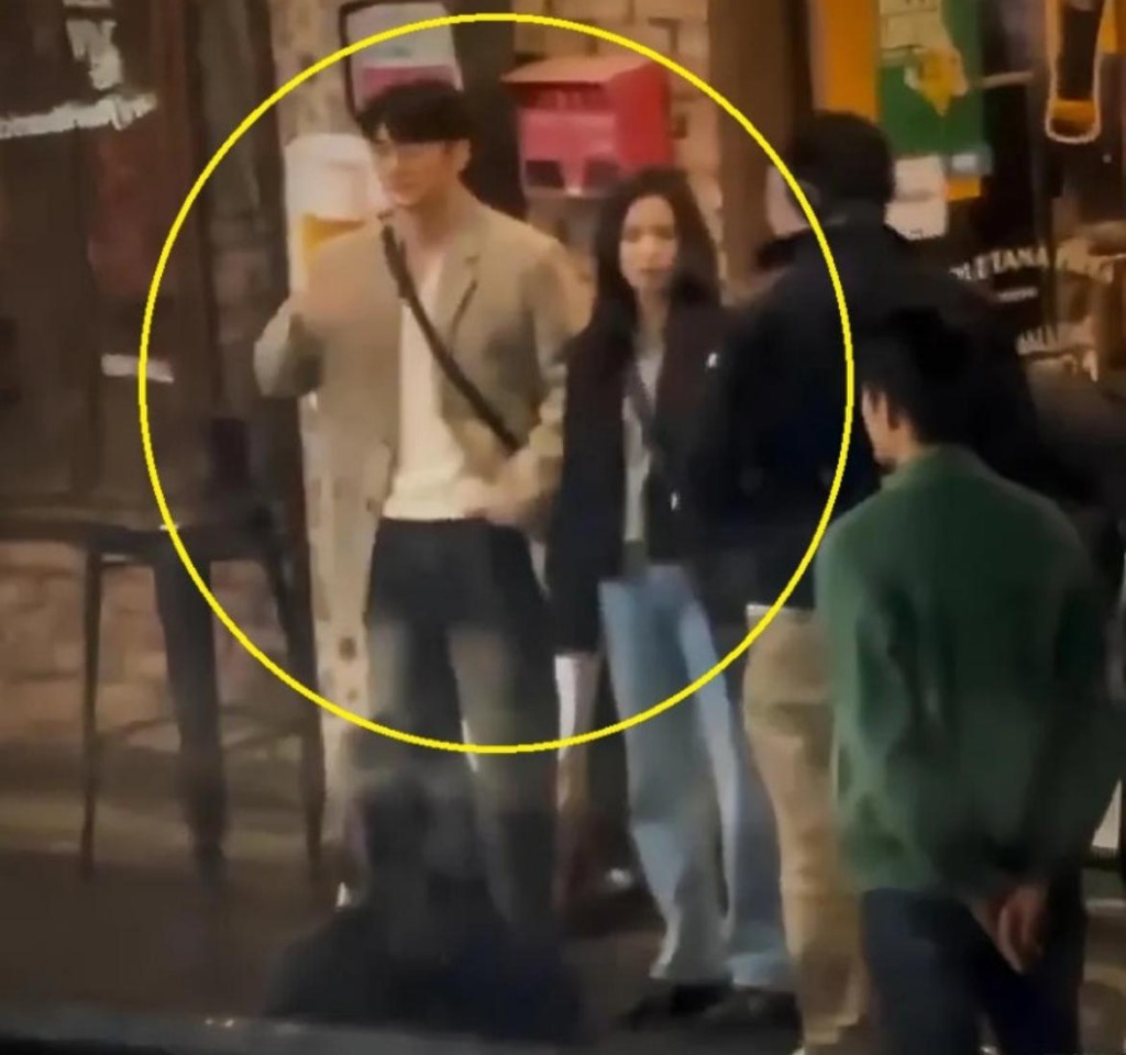 Jisoo及徐仁國1月時被影到在街頭拍攝。 Jisoo及徐仁國1月時被影到在街頭拍攝。