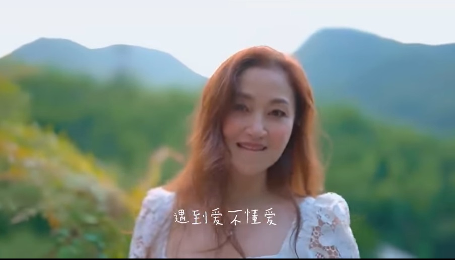 拍片宣傳，仍流露少女神態。