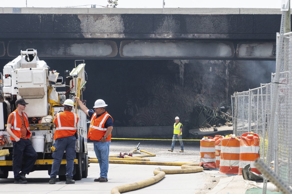 美國費城州際公路部份高架路段被燒至倒塌。路透社