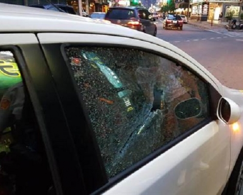 車窗碎裂。網上圖片