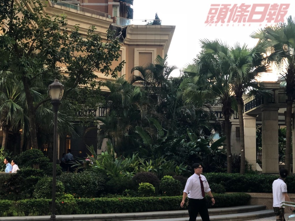 屋苑保安人員在場協助。