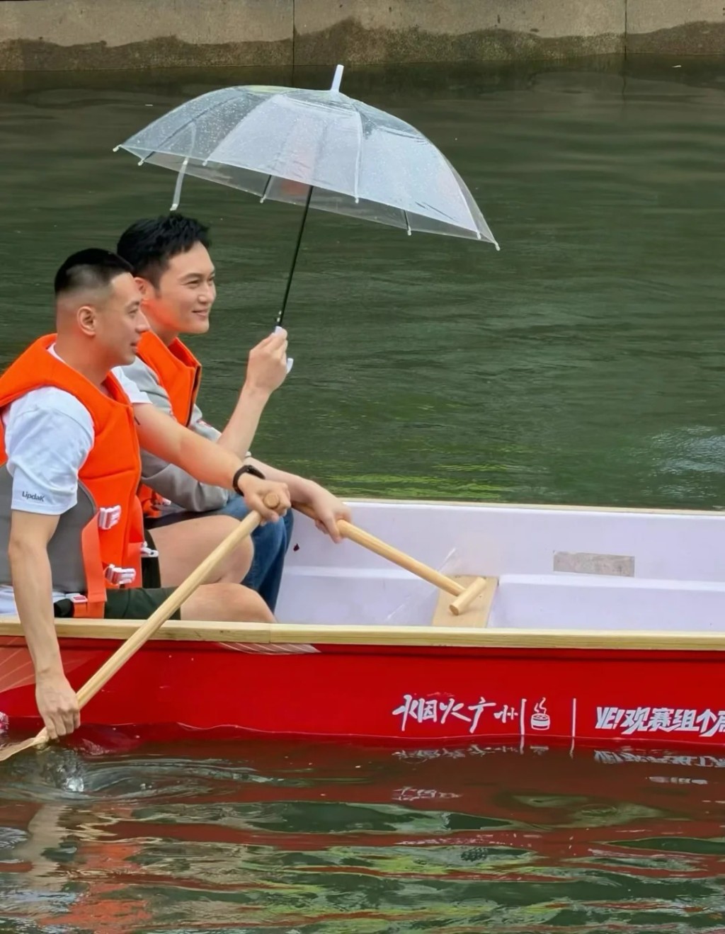 張智霖扒龍舟期間下起大雨,他仍繼續撐傘完成龍舟活動。 張智霖扒龍舟期間下起大雨,他仍繼續撐傘完成龍舟活動。