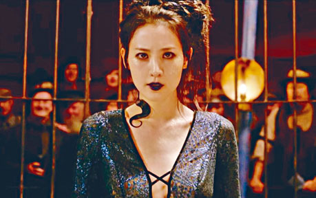 韓國女星金秀賢在《怪獸與葛林戴華德之罪》飾演半人半蛇魔法生物,Ellen批評選角有歧視之嫌。