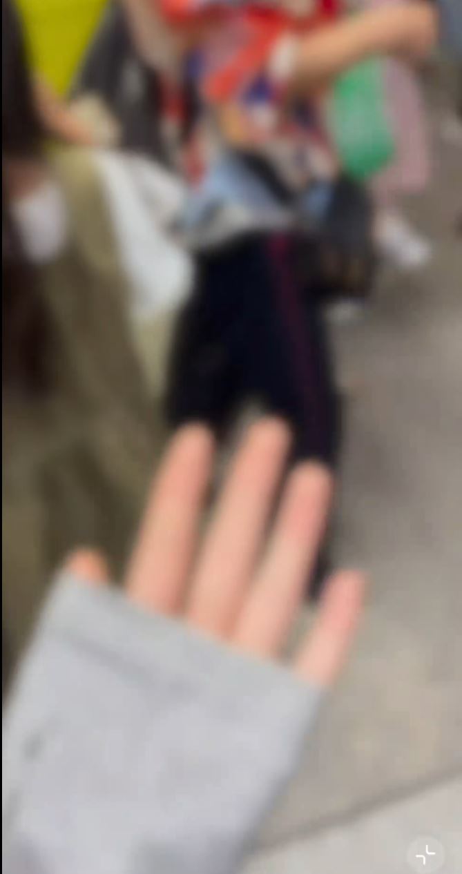 有被模糊处理的影片显示，事发时车厢极混乱，乘客狂咳。