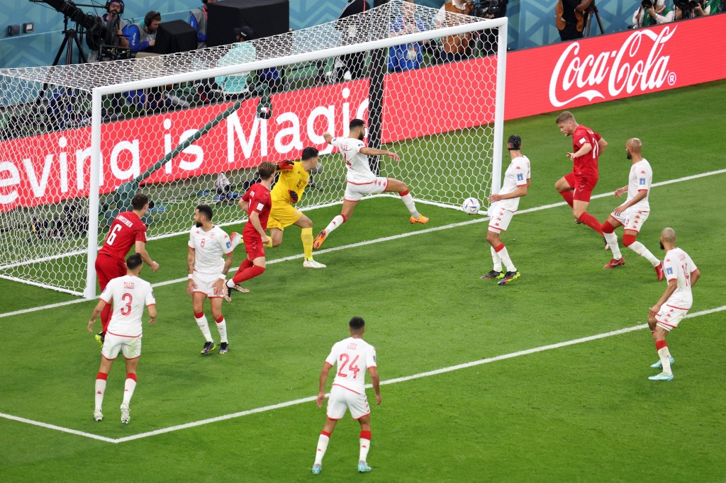 七十分钟丹麦有黄金机会，后卫安达斯基斯坦臣（左二）接应右路角球，远柱头槌顶中柱。REUTERS