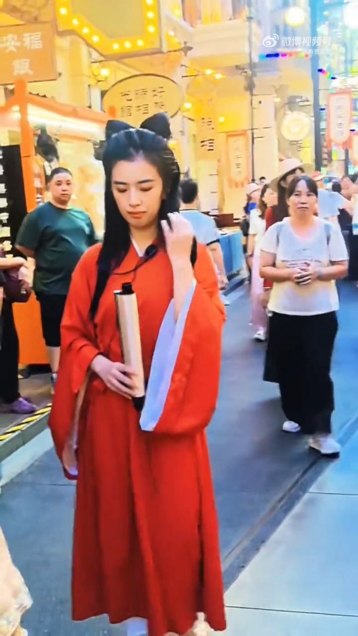 外表酷似王祖贤的刘文迪在佛山广东千古情景区出现成为网络话题。微博@再赏无言