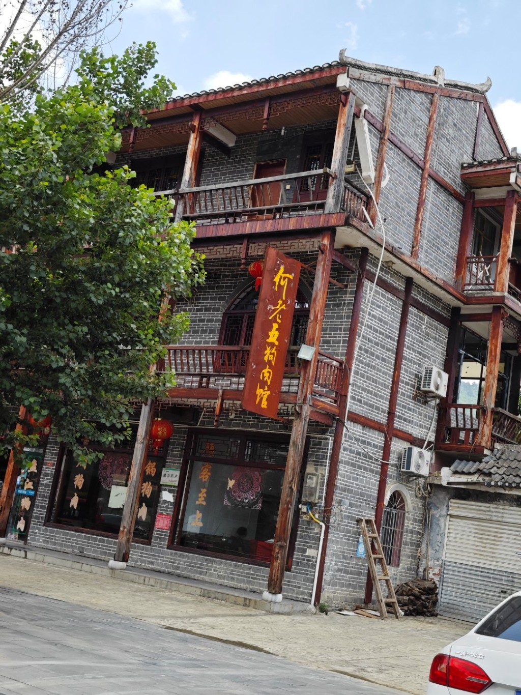 贵州贵定县盘江镇有无数狗肉店。微博＠几苇渡