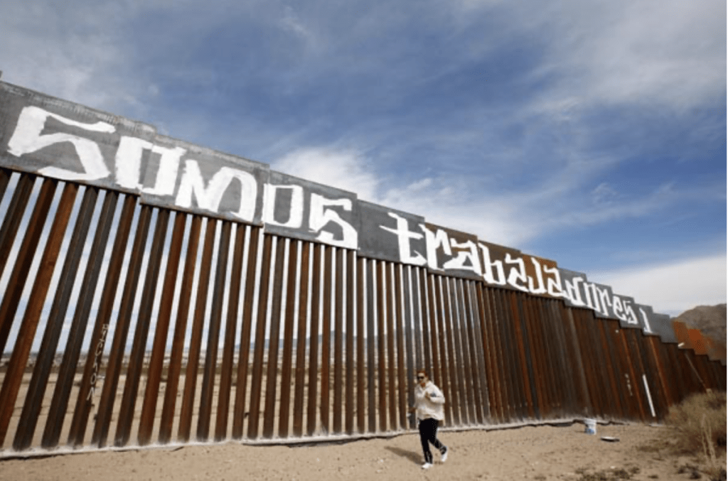 分隔美墨两国的边境高栏上，有示威者在栏上涂鸦，抗议特朗普兴建边境墙。路透社