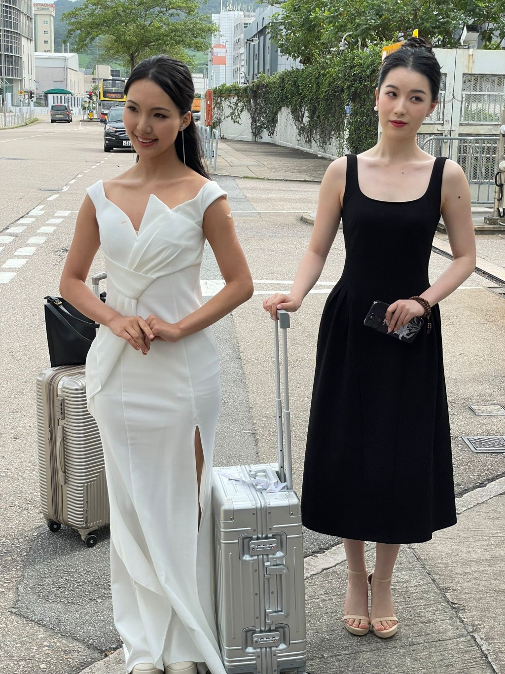 现年24岁的Marima（左）从江门返港第二次面试，香港读心理学硕士，衫上有唇膏印。