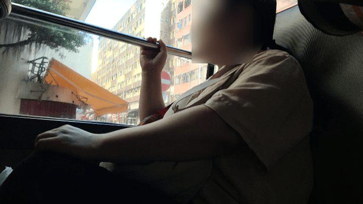 女乘客上車後全程沒有扣安全帶,事後稱拿着買餸袋一時忘記了。 女乘客上車後全程沒有扣安全帶,事後稱拿着買餸袋一時忘記了。