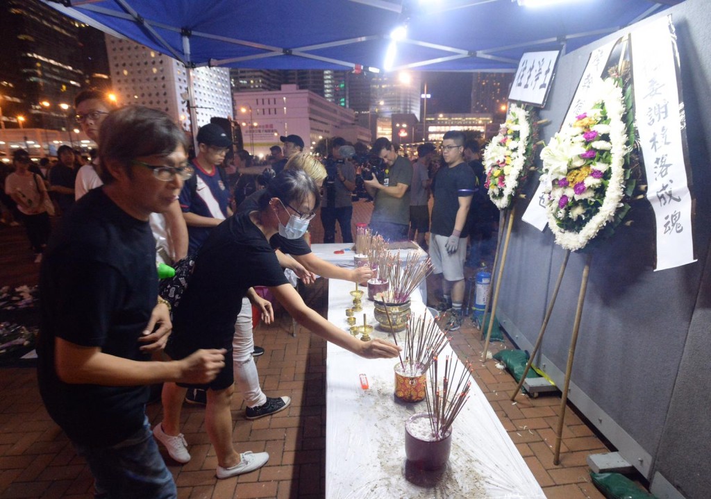 市民拜祭中環墮樓輕生女子。