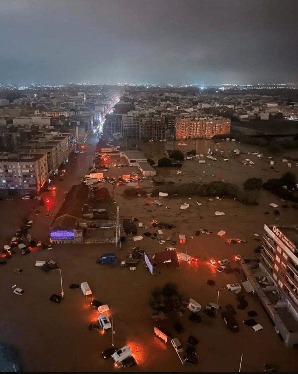 西班牙第三大城市、第二大海港巴伦西亚市周二遭遇洪雨，部分地区在短短八小时内下了相等于平常一年多来的降雨量。社交平台X图片