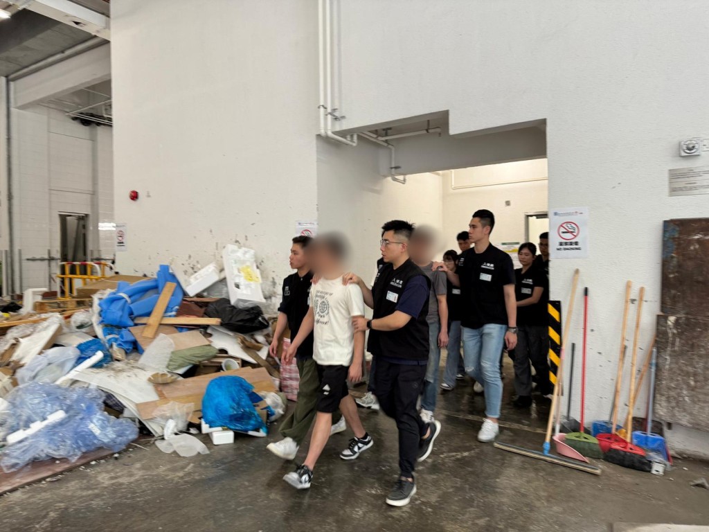 入境處拘捕13名黑工及8名僱主。 入境處拘捕13名黑工及8名僱主。