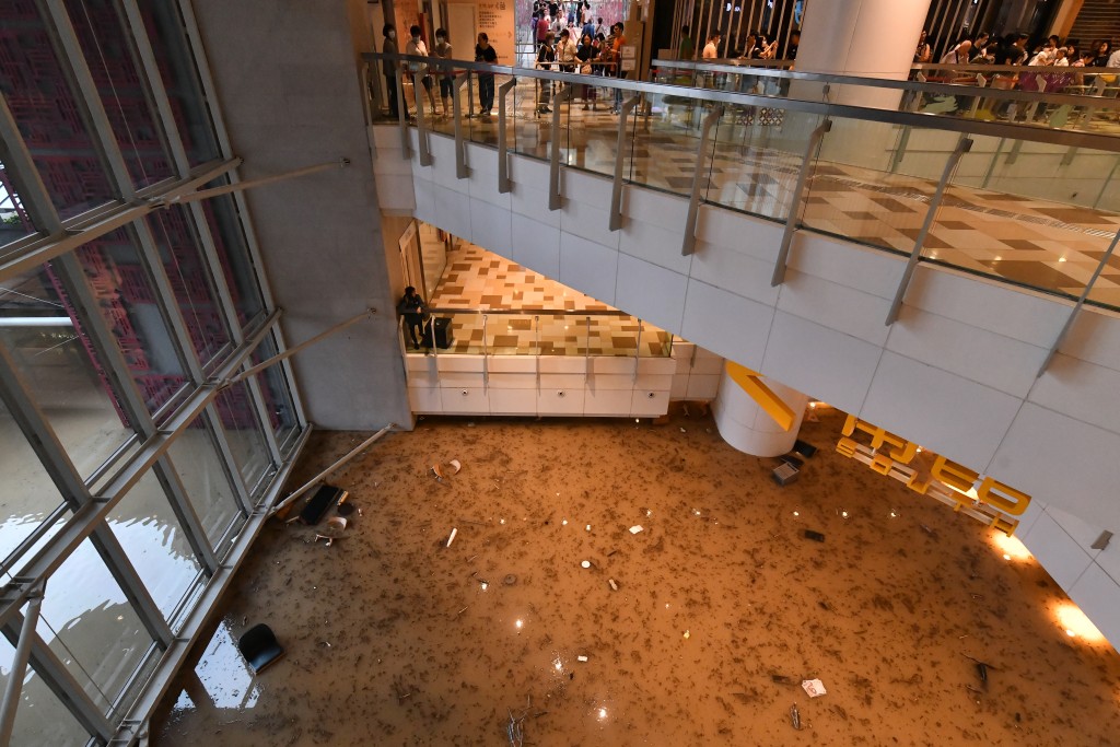 領展物業及停車場管理董事總經理黎漢明表示，導致商場水浸的原因，相信是早前超強颱風蘇拉襲港，加上暴雨令上游的樹枝及泥石等流到山腳堵塞渠道。資料圖片