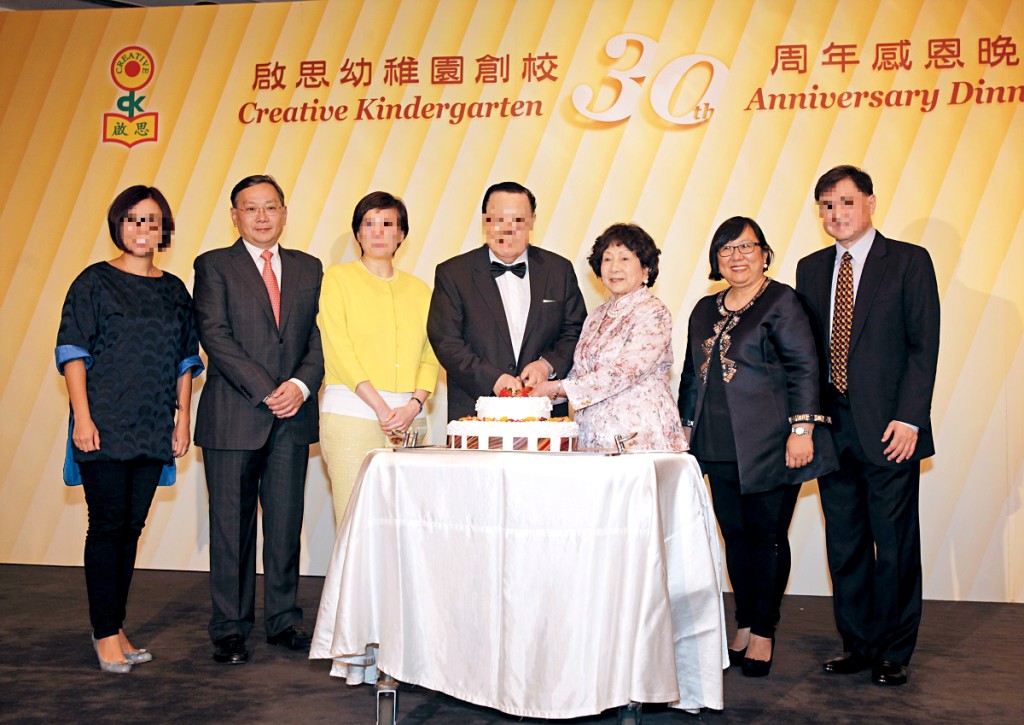 陸趙鈞鴻(右三)、兒子陸永基（左二）、女兒陸永恩(右二)。資料圖片