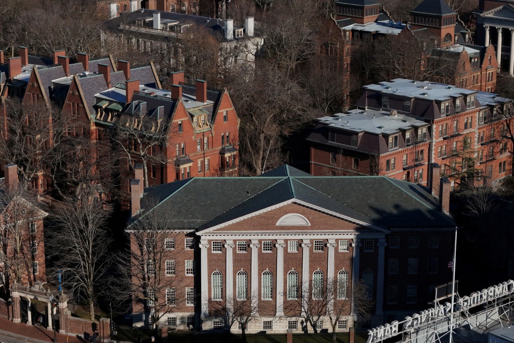 哈佛大学曾因应新冠疫情，让申请入学的学生可以不提交SAT成绩。路透社