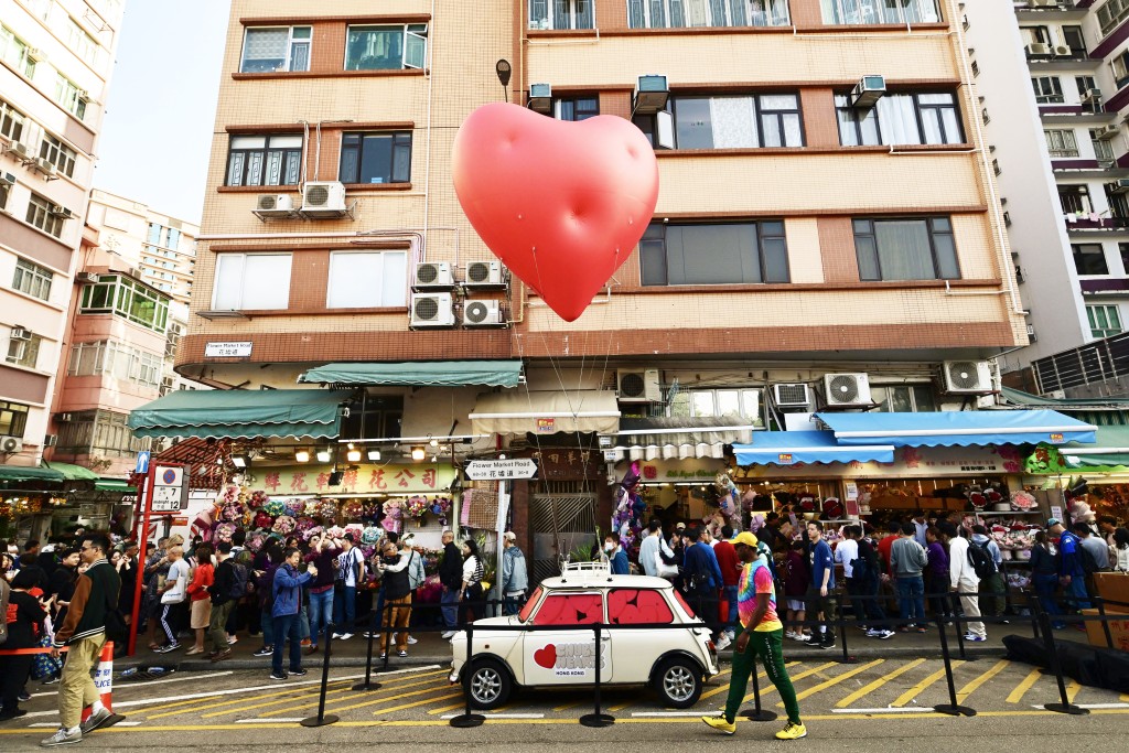 Chubby Hearts於情人節在旺角花墟快閃。 （陳極彰攝）