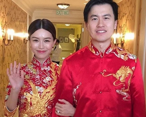 JM身穿紅色裙褂，笑容幸福甜美。