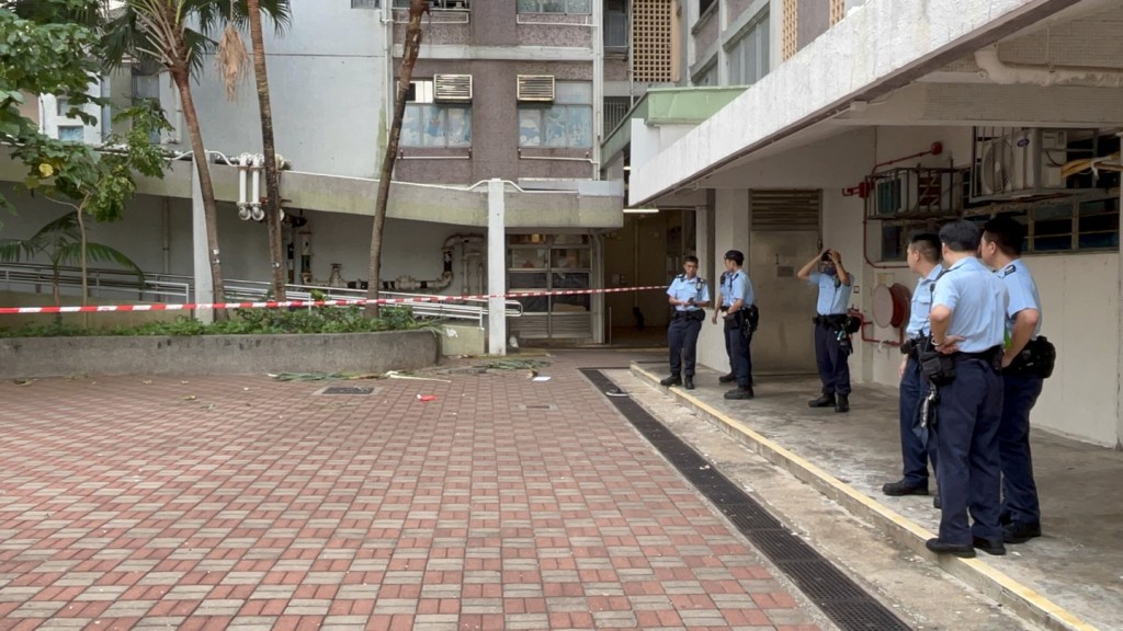  警方封鎖大窩口邨富靜樓對開進行調查。