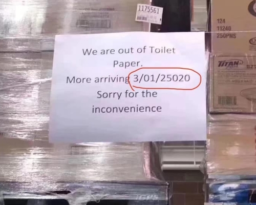 北美超市Costco出現缺貨告示寫着:「廁紙賣完,在25020年才會補貨」,令人目瞪口呆。(網圖)