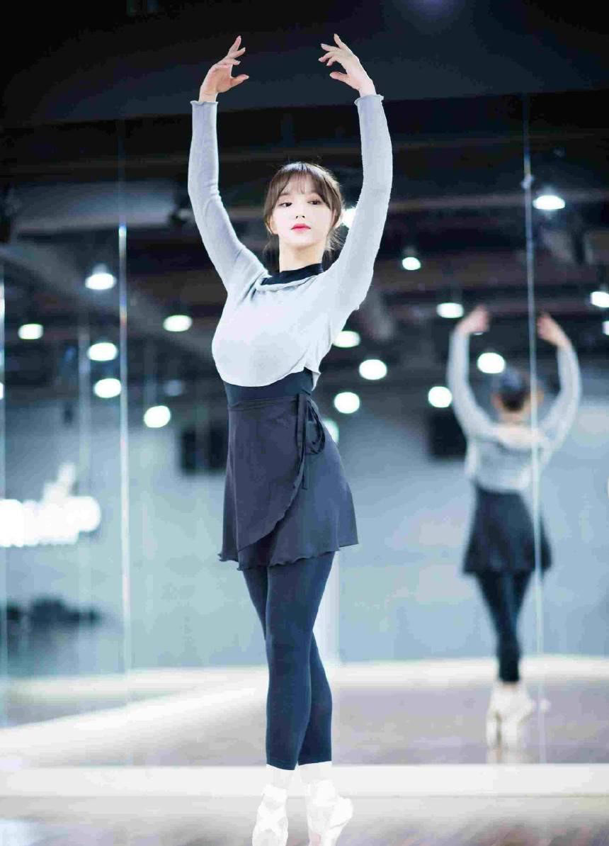 早年她在一个芭蕾舞节目中，以贴身芭蕾舞裙造型登上韩国热搜。