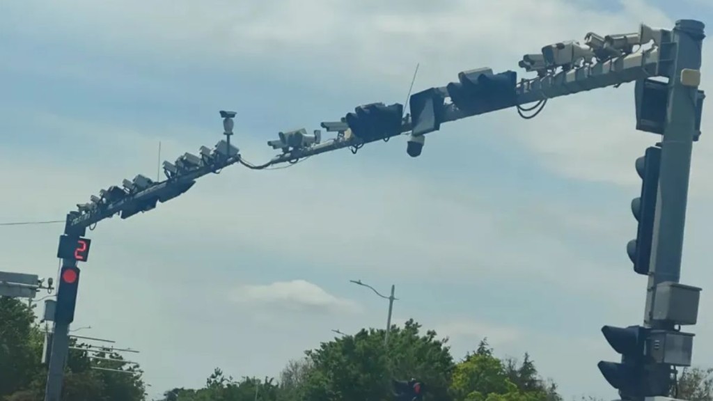 青島車路欄杆驚見近20支監控鏡頭。《海峽都市報》