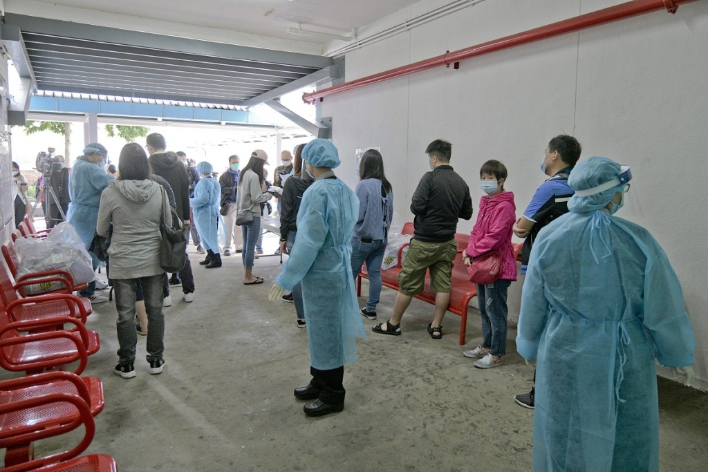明麗樓居民進行檢測。資料圖片