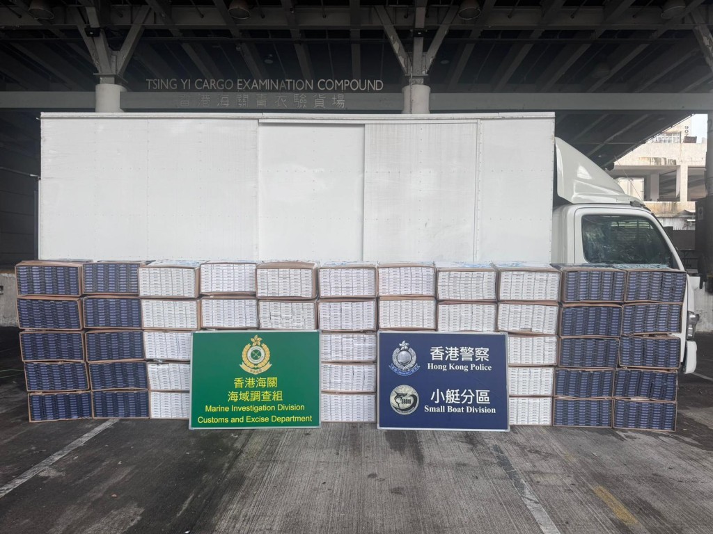 行動中,人員檢取共約215萬支懷疑私煙,估計總市值約1300萬元,應課稅值約940萬元。 行動中,人員檢取共約215萬支懷疑私煙,估計總市值約1300萬元,應課稅值約940萬元。
