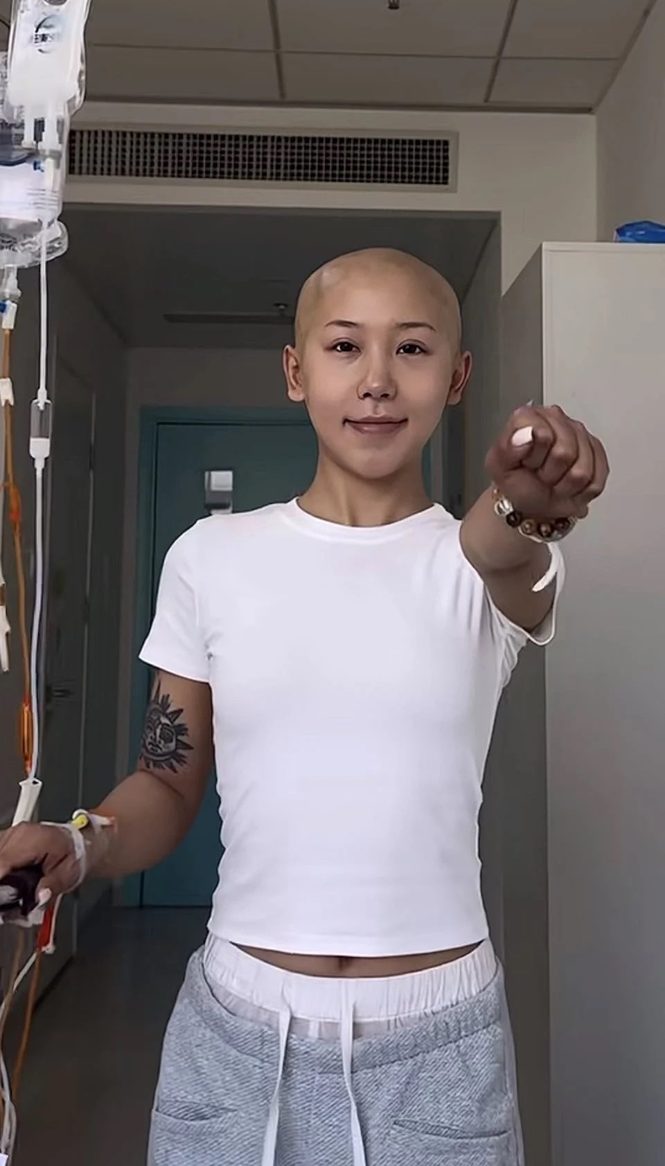 “嘻嘻徐宝”25岁因胃癌病逝，她生前多次以其不良生活习惯，提醒网友注意健康。