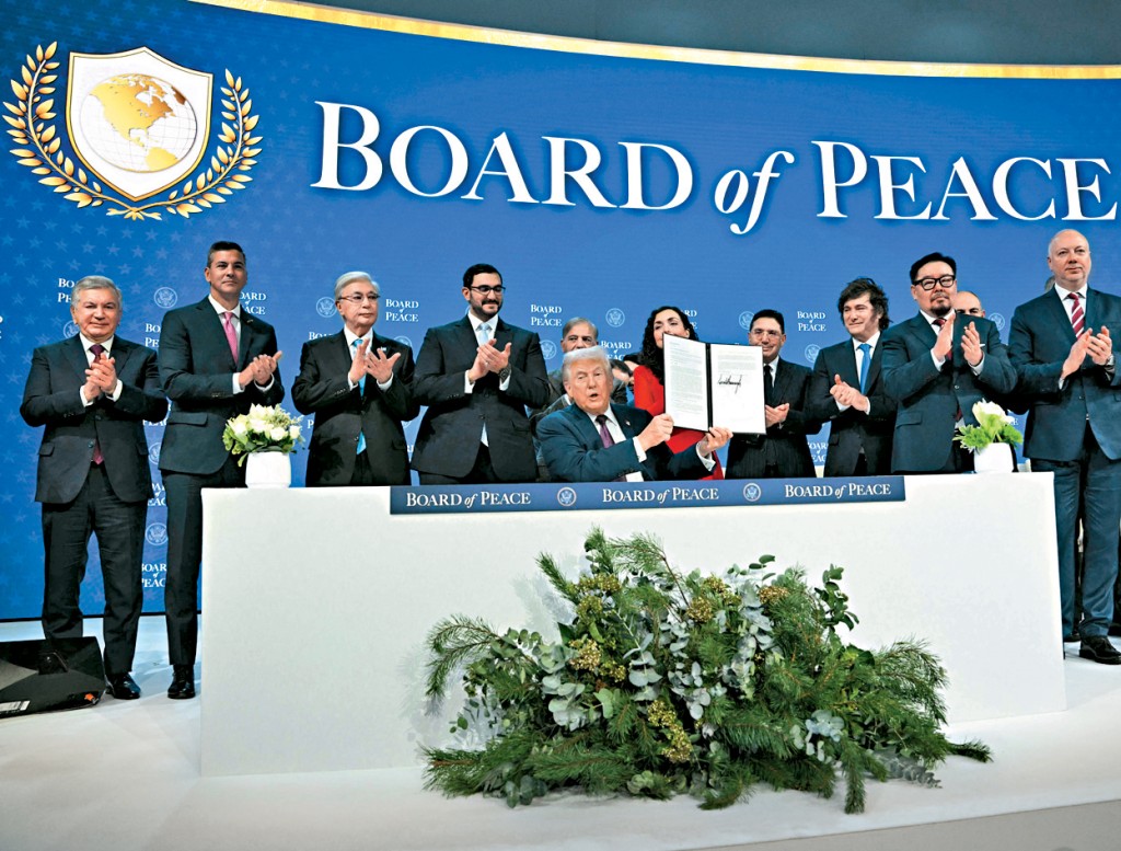 特朗普昨日與十餘個國家和地區的代表，在瑞士達沃斯簽署創始憲章，正式成立「和平委員會」。 