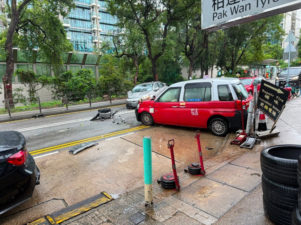私家車及的士車頭嚴重損毀。fb「香港公共交通智庫」圖片 私家車及的士車頭嚴重損毀。fb「香港公共交通智庫」圖片