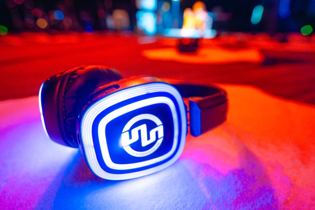 歌迷透過耳機，沉浸式享受Cloud現場演繹新碟內作品和她喜愛的歌曲。